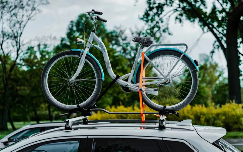 Dwarsdragers op de dakrails van een auto met een fiets in de fietsdrager