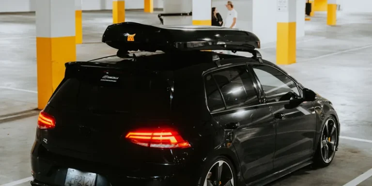 Extra grote dakkoffer op het dak van een auto in een parkeergarage