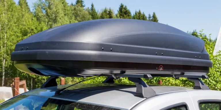 Close-up van het slot van een zwarte dakkoffer op de dakdragers van een auto