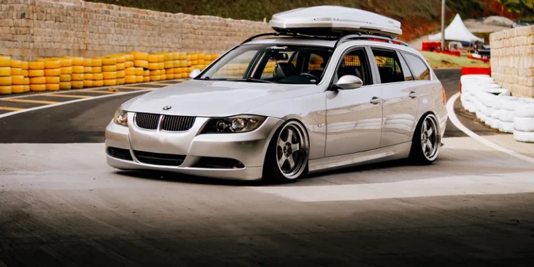 Witte dakkoffer op de dakdragers van een zilveren BMW stationwagen