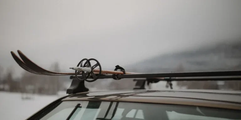 Dakdragers met ski's gemonteerd op een autodak zonder dakrails