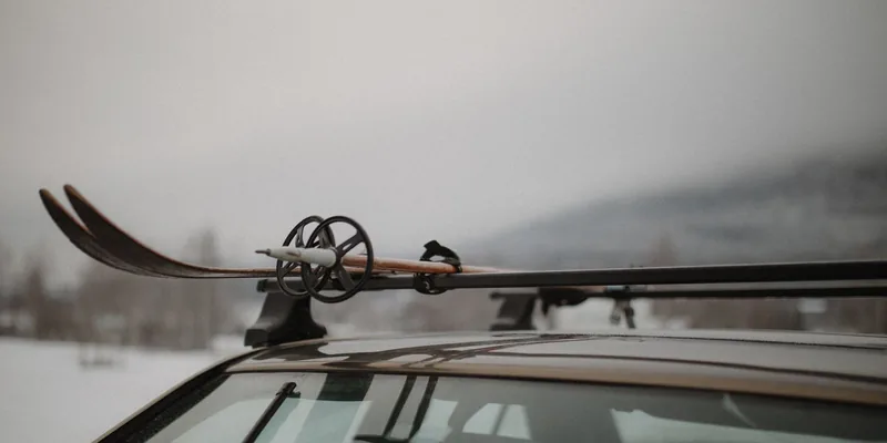 Dakdragers met ski's gemonteerd op een autodak zonder dakrails