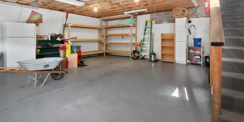 Garage met houten stellingen en opgeruimd gereedschap voor opslag