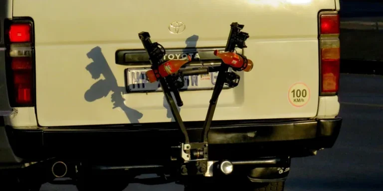 Achterklepdrager met fietsbeugels gemonteerd op de achterdeur van een bestelbus