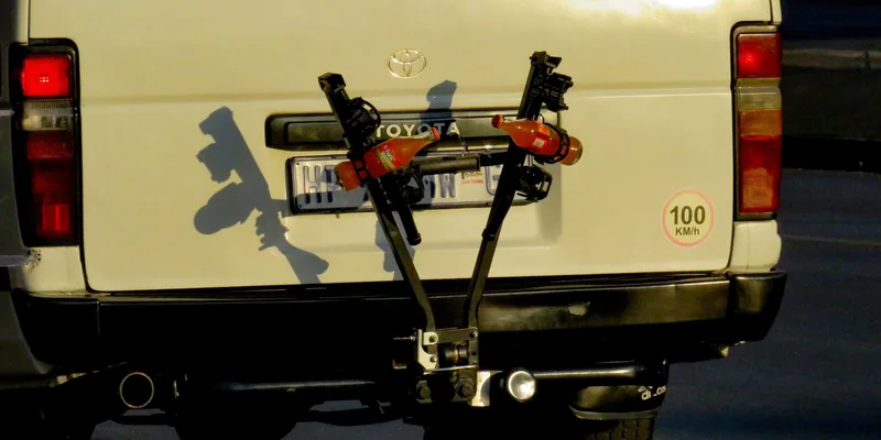 Achterklepdrager met fietsbeugels gemonteerd op de achterdeur van een bestelbus