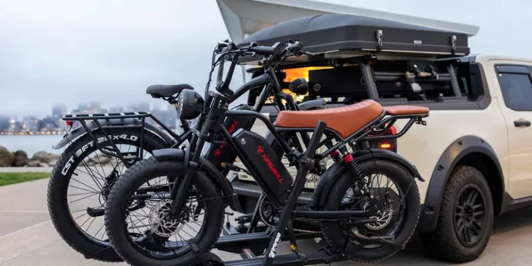 Twee elektrische fatbikes op een platformdrager achterop een pick-up