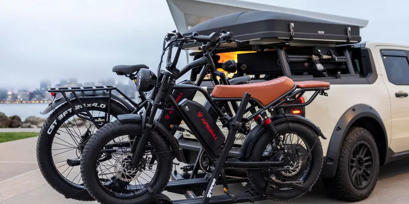 Twee elektrische fatbikes op een platformdrager achterop een pick-up