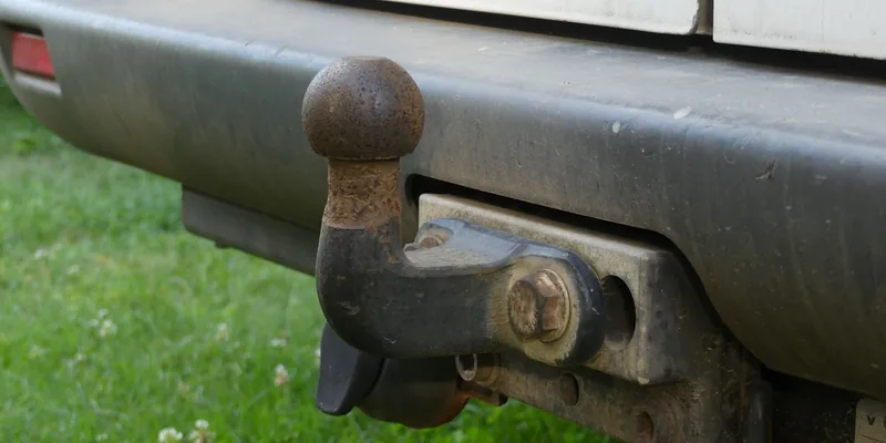 Close-up van een trekhaak met stekkeraansluiting onder de bumper