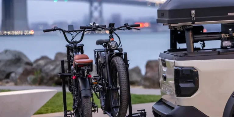 Trekhaakfietsendrager met twee elektrische fietsen achterop een auto