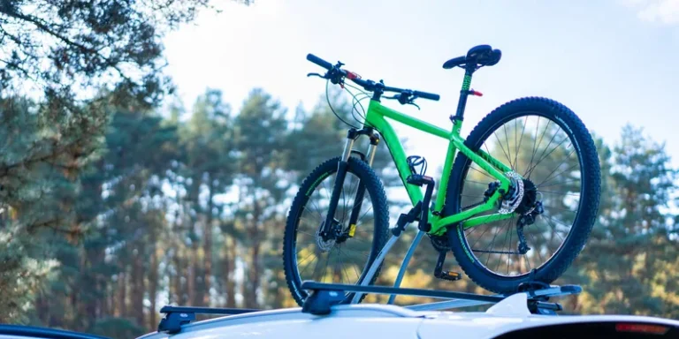Groene mountainbike rechtop in een fietshouder op het autodak
