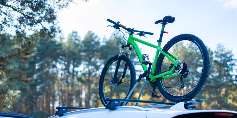 Groene mountainbike rechtop in een fietshouder op het autodak