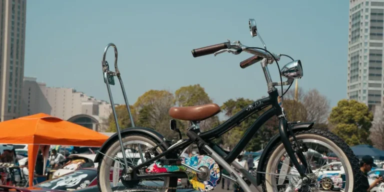Fiets vastgezet in een Thule fietsendrager op het dak van een auto